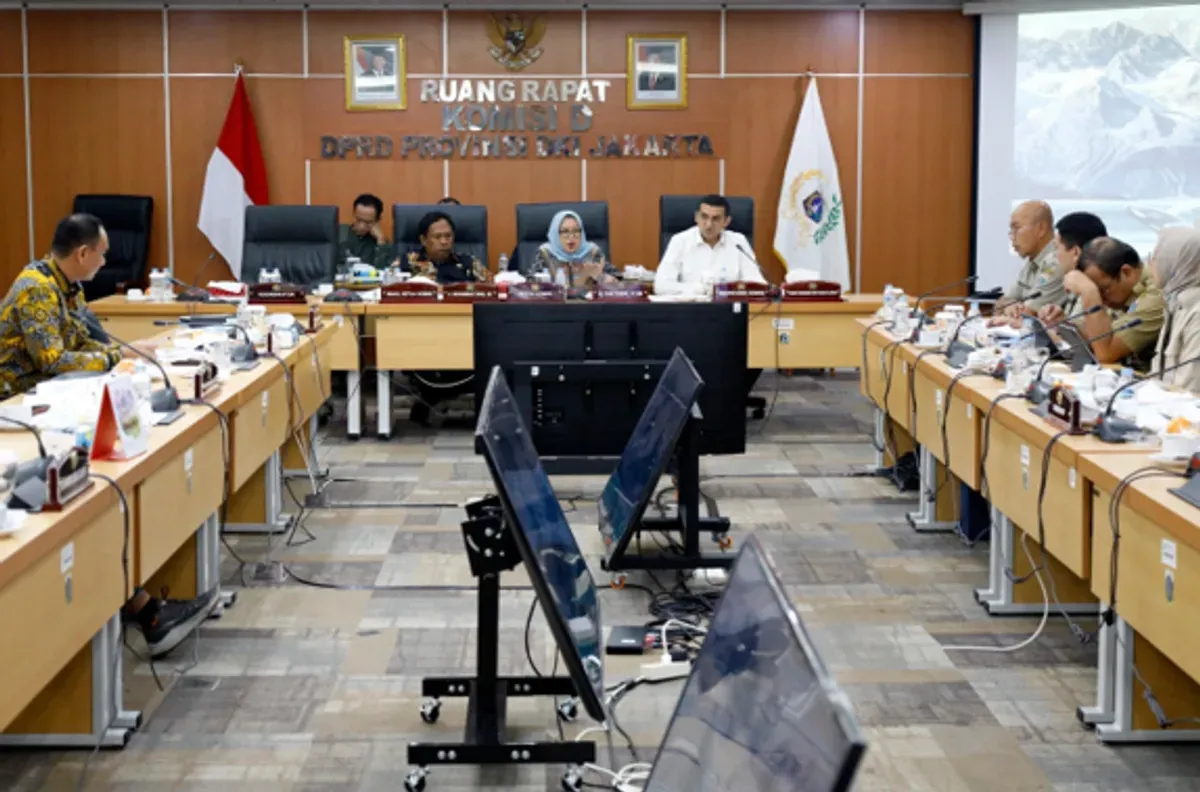 Ketua Komisi D DPRD Provinsi DKI Jakarta Yuke Yurike saat membahas rapat normalisasi kali ciliwung. (Sumber: Dok. Sekretariat DPRD DKI)
