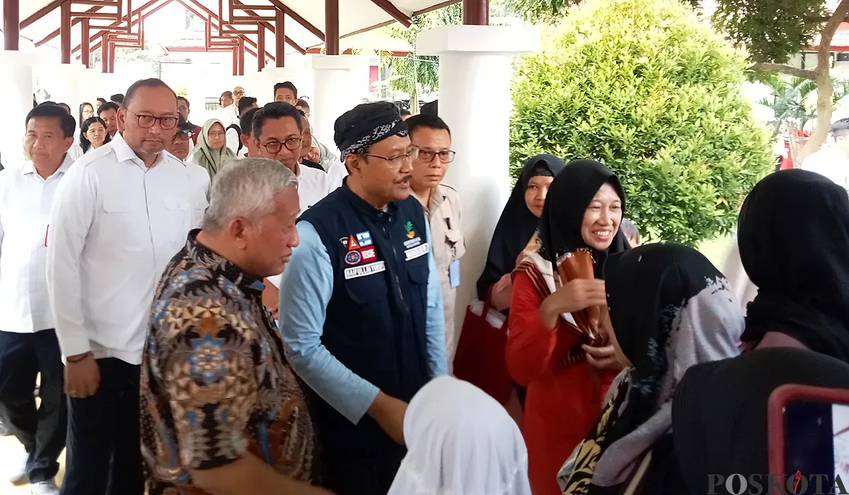 Mensos RI, Saifullah Yusuf, menyapa para orang tua yang anaknya bersekolah di Sekolah Rakyat STPL, Kota Bekasi, Rabu, 9 Juli 2025. (Sumber: POSKOTA | Foto: Nurpini Aulia Rapika)