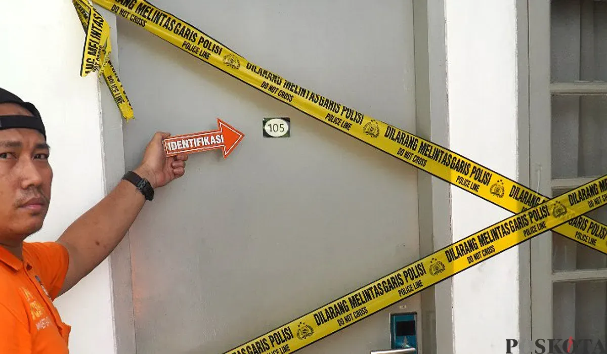 Garis polisi dipasang di depan kamar kos diplomat muda Kementerian Luar Negeria yang ditemukan meninggal dunia dengan kondisi kepala dilakban. (Sumber: POSKOTA | Foto: Ali Mansur)