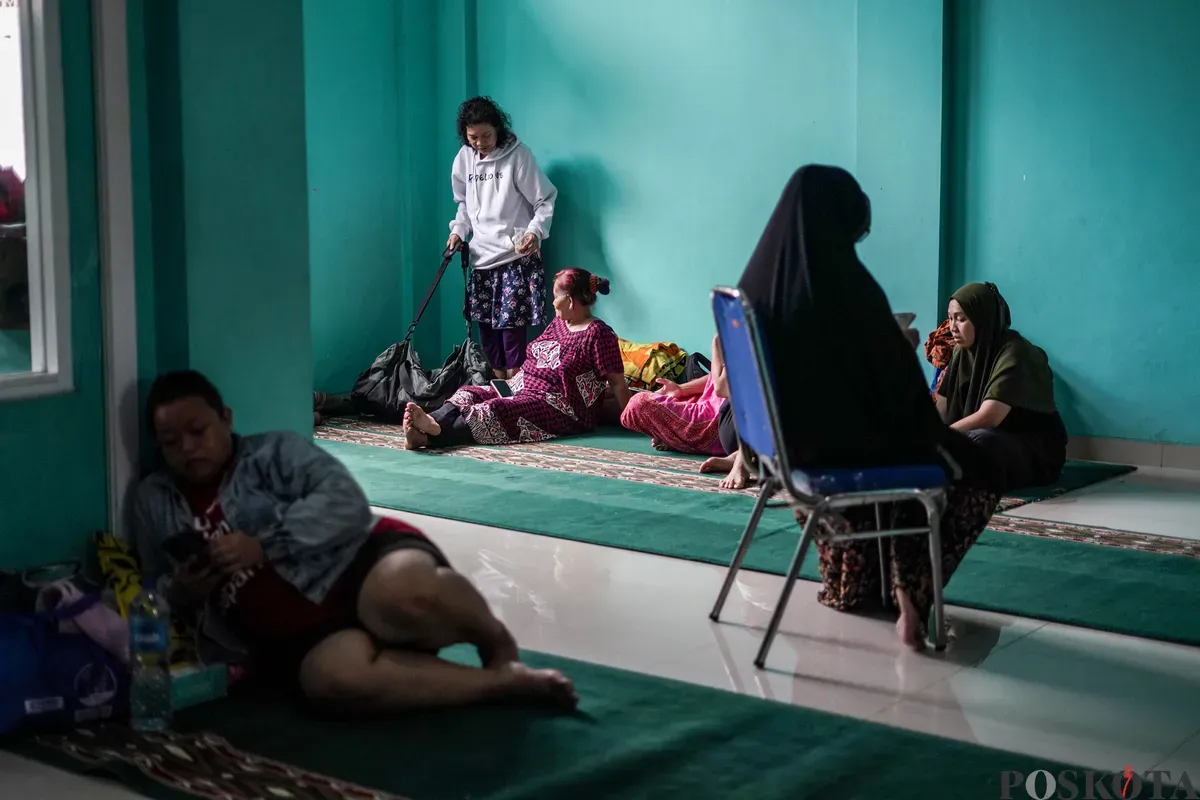 Warga mengungsi di dalam Masjid Jami Al Mujahidin, Jati Padang, Pasar Minggu, Jakarta Selatan, Selasa, 8 Juli 2025. (Sumber: Poskota/Bilal Nugraha Ginanjar)