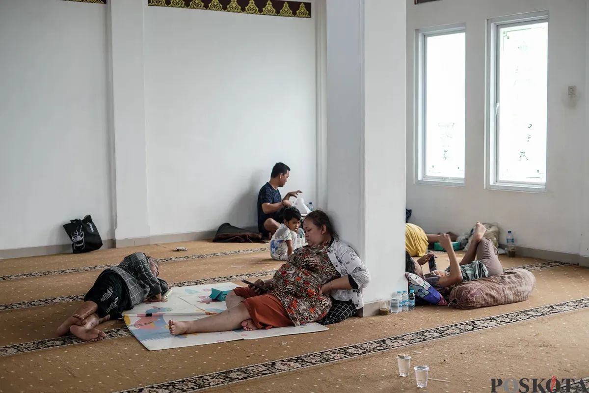 Warga mengungsi di dalam Masjid Jami Al Mujahidin, Jati Padang, Pasar Minggu, Jakarta Selatan, Selasa, 8 Juli 2025. (Sumber: Poskota/Bilal Nugraha Ginanjar)