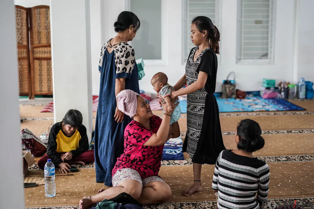 Warga mengungsi di dalam Masjid Jami Al Mujahidin, Jati Padang, Pasar Minggu, Jakarta Selatan, Selasa, 8 Juli 2025. (Sumber: Poskota/Bilal Nugraha Ginanjar)