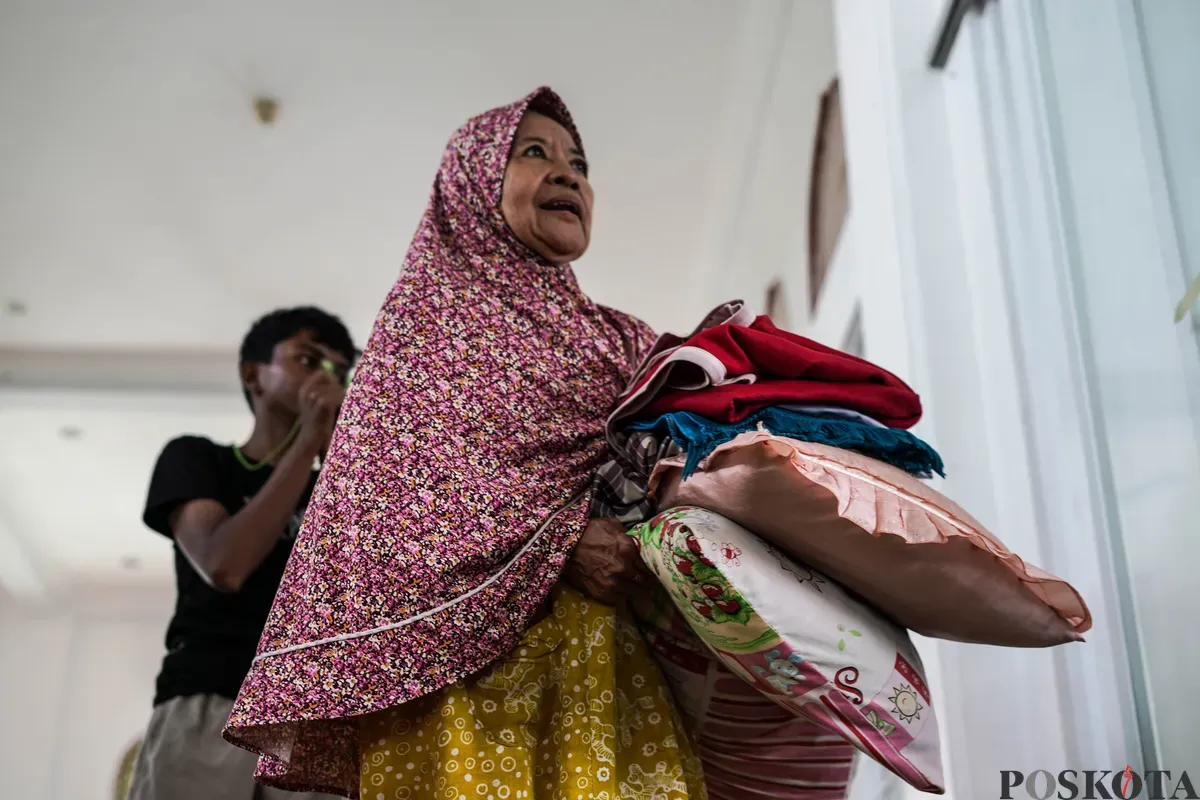 Warga mengungsi di dalam Masjid Jami Al Mujahidin, Jati Padang, Pasar Minggu, Jakarta Selatan, Selasa, 8 Juli 2025. (Sumber: Poskota/Bilal Nugraha Ginanjar)