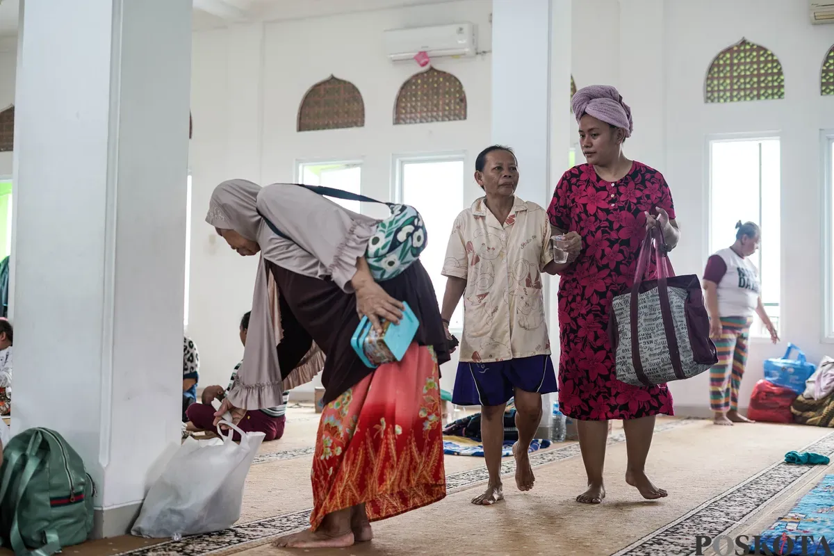 Warga mengungsi di dalam Masjid Jami Al Mujahidin, Jati Padang, Pasar Minggu, Jakarta Selatan, Selasa, 8 Juli 2025. (Sumber: Poskota/Bilal Nugraha Ginanjar)
