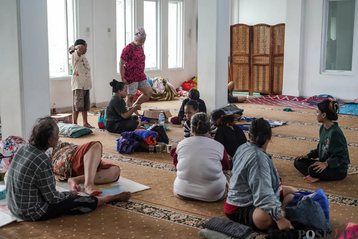 Warga mengungsi di dalam Masjid Jami Al Mujahidin, Jati Padang, Pasar Minggu, Jakarta Selatan, Selasa, 8 Juli 2025. (Sumber: Poskota/Bilal Nugraha Ginanjar)