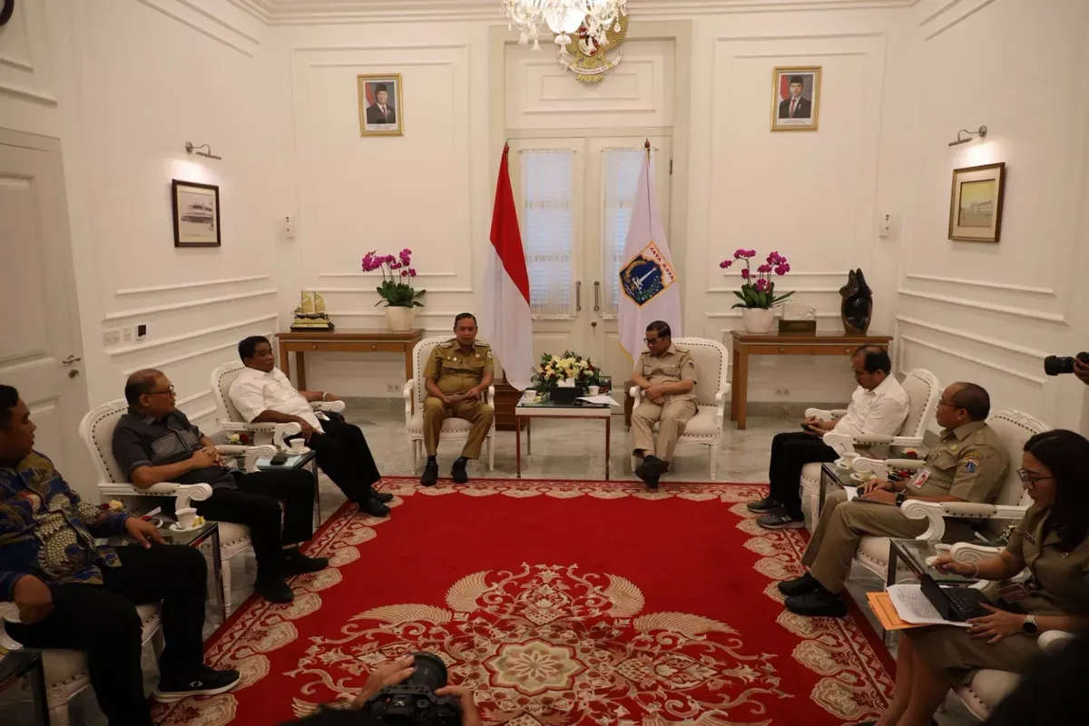 Walikota Bekasi Tri Adhianto menemui Gubernur Jakarta Pramono Anung di Kantor Balai Kota, Jakarta. (Sumber: Dok. Pemkot Bekasi)