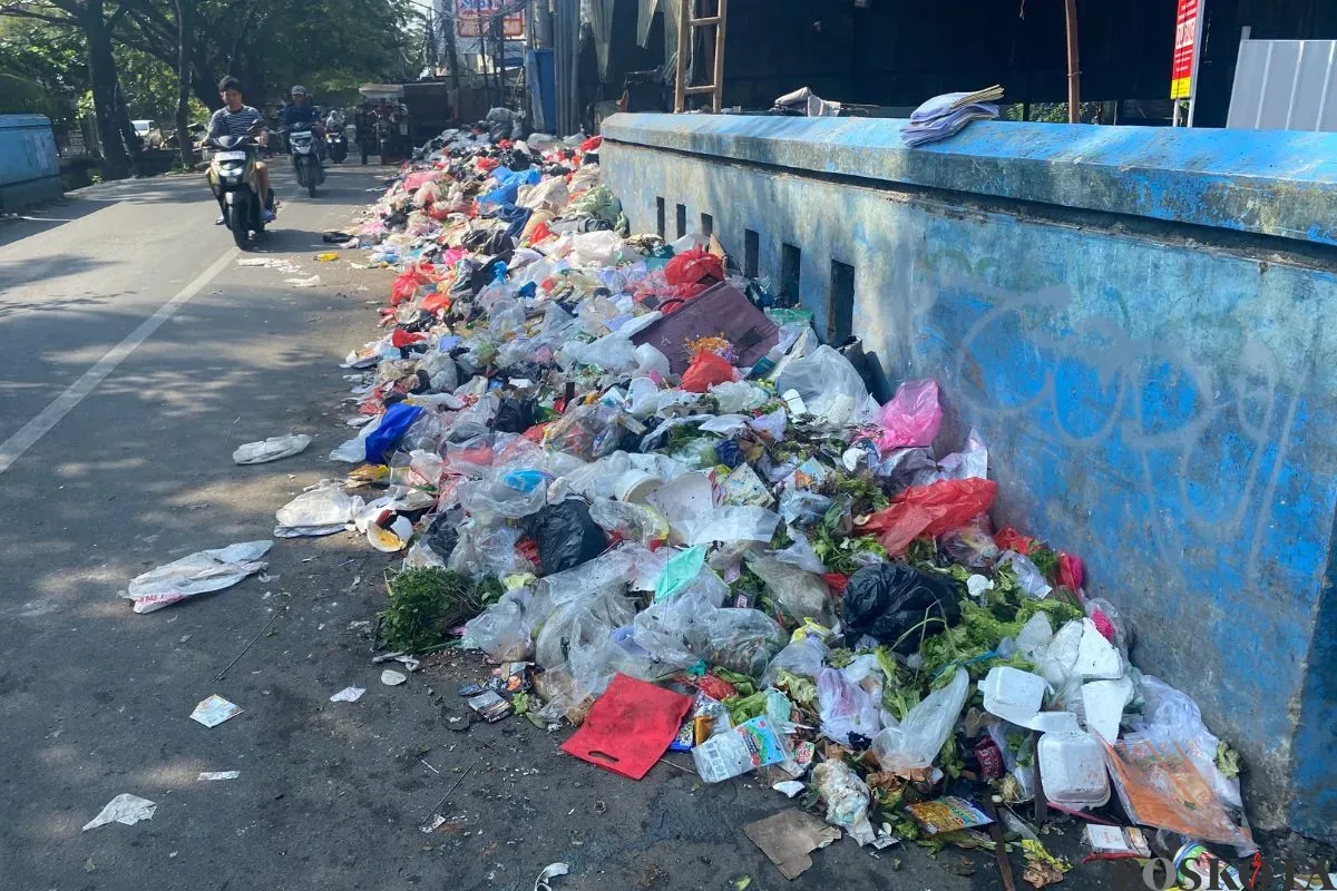 Kondisi TPS Pasar Rubuh, Kelurahan Petir, Kecamatan Cipondoh, Kota Tangerang, Kamis, 10 Juli 2025. (Sumber: Poskota/Primayanti Juli Kumala Manalu)