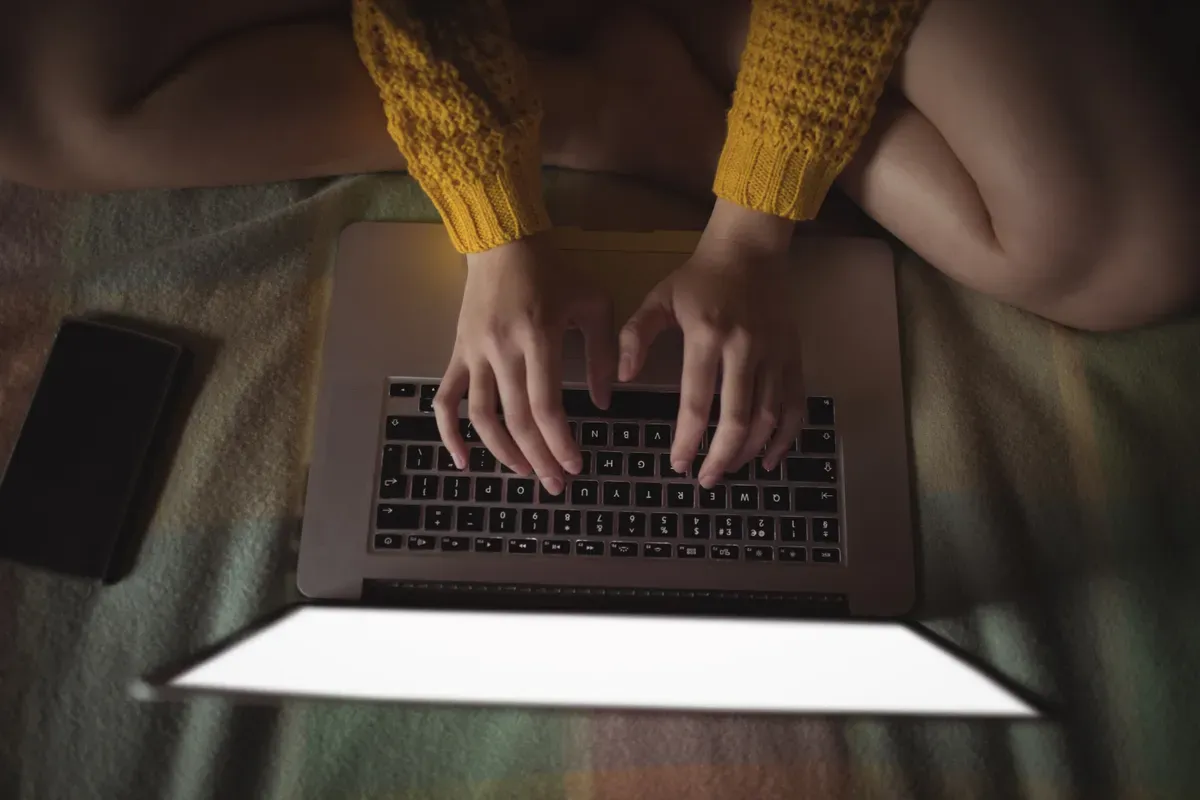 Ilustrasi penyebaran konten video viral pornografi di internet. (Sumber: Freepik)