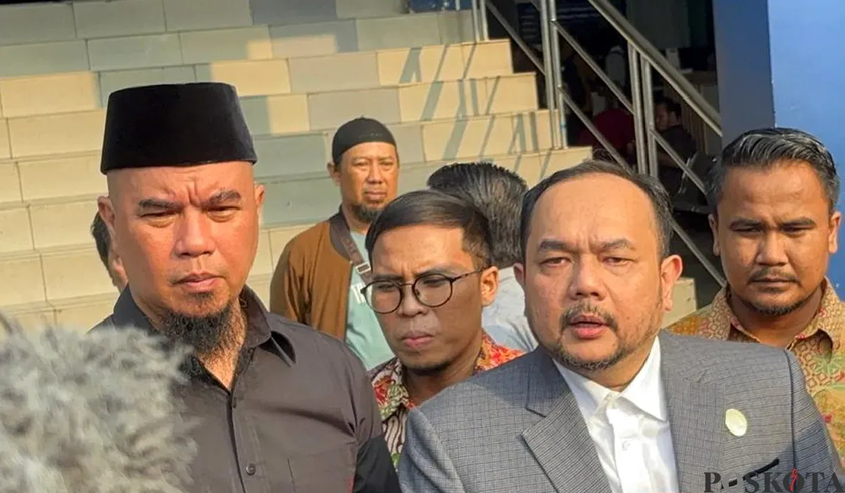 Ahmad Dhani (kiri) dan kuasa hukumnya Aldwin Rahardian (kanan) mendatangi Polda Metro Jaya untuk melaporkan dugaan perundungan terhadap anak perempuannya berinisial SF. (Sumber: POSKOTA | Foto: Ali Mansur)