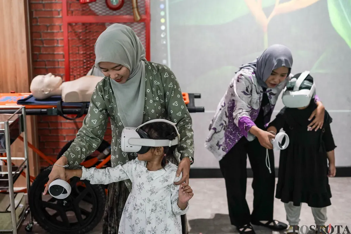 Sejumlah anak mengikuti sesi edukasi tanggap bencana di Galeri Badan Penanggulangan Bencana Daerah (BPBD) DKI Jakarta, Gambir, Jakarta, Kamis, 10 Juli 2025. (Sumber: Poskota/Bilal Nugraha Ginanjar)