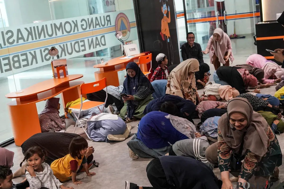 Sejumlah anak mengikuti sesi edukasi tanggap bencana di Galeri Badan Penanggulangan Bencana Daerah (BPBD) DKI Jakarta, Gambir, Jakarta, Kamis, 10 Juli 2025. (Sumber: Poskota/Bilal Nugraha Ginanjar)
