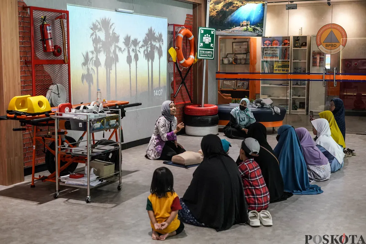 Sejumlah anak mengikuti sesi edukasi tanggap bencana di Galeri Badan Penanggulangan Bencana Daerah (BPBD) DKI Jakarta, Gambir, Jakarta, Kamis, 10 Juli 2025. (Sumber: Poskota/Bilal Nugraha Ginanjar)