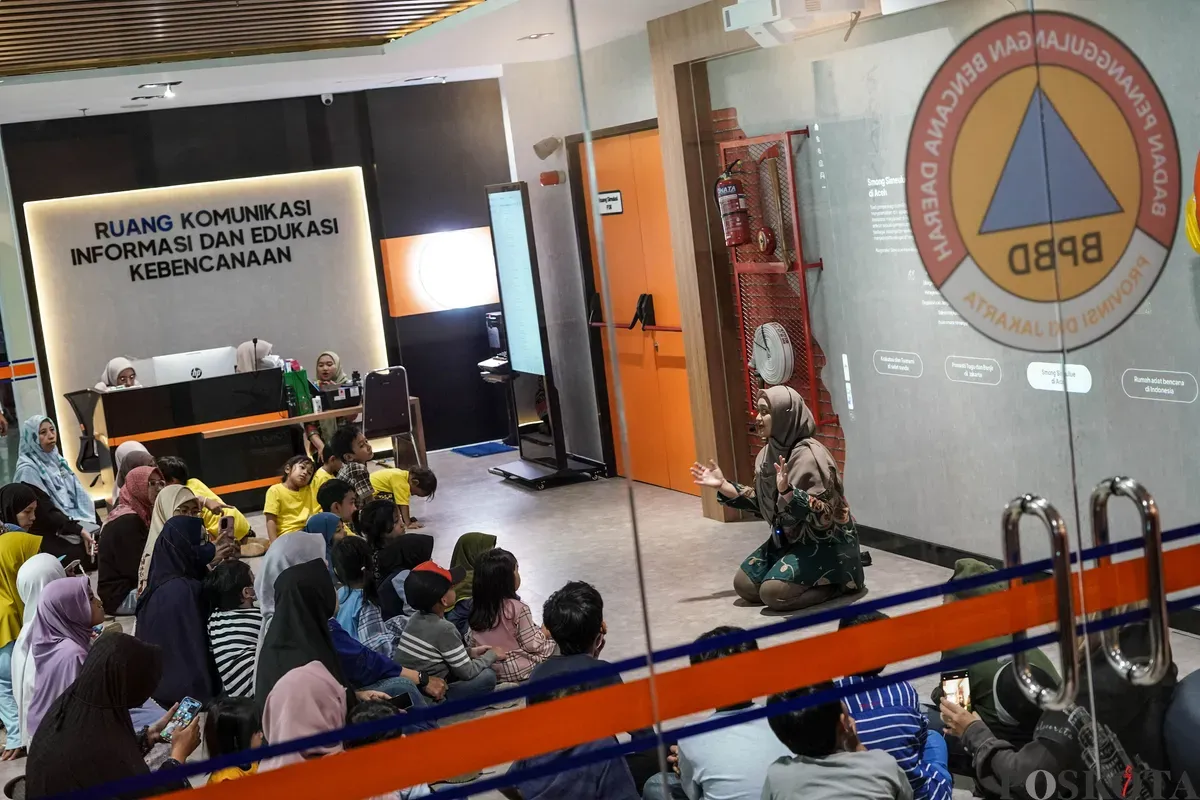 Sejumlah anak mengikuti sesi edukasi tanggap bencana di Galeri Badan Penanggulangan Bencana Daerah (BPBD) DKI Jakarta, Gambir, Jakarta, Kamis, 10 Juli 2025. (Sumber: Poskota/Bilal Nugraha Ginanjar)