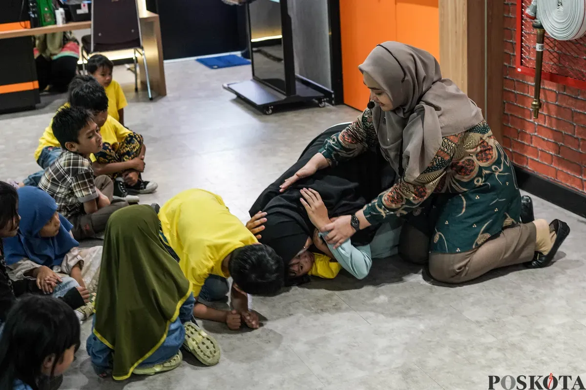 Sejumlah anak mengikuti sesi edukasi tanggap bencana di Galeri Badan Penanggulangan Bencana Daerah (BPBD) DKI Jakarta, Gambir, Jakarta, Kamis, 10 Juli 2025. (Sumber: Poskota/Bilal Nugraha Ginanjar)