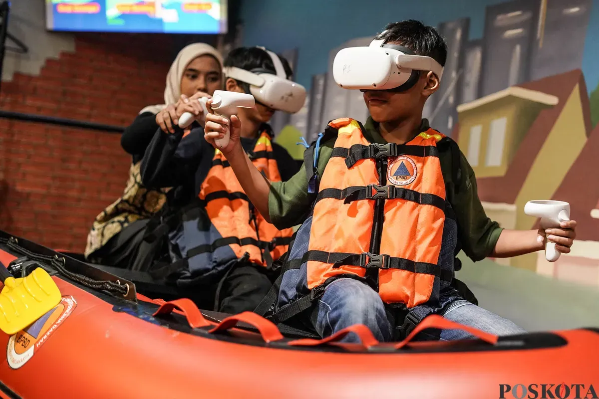 Sejumlah anak mengikuti sesi edukasi tanggap bencana di Galeri Badan Penanggulangan Bencana Daerah (BPBD) DKI Jakarta, Gambir, Jakarta, Kamis, 10 Juli 2025. (Sumber: Poskota/Bilal Nugraha Ginanjar)