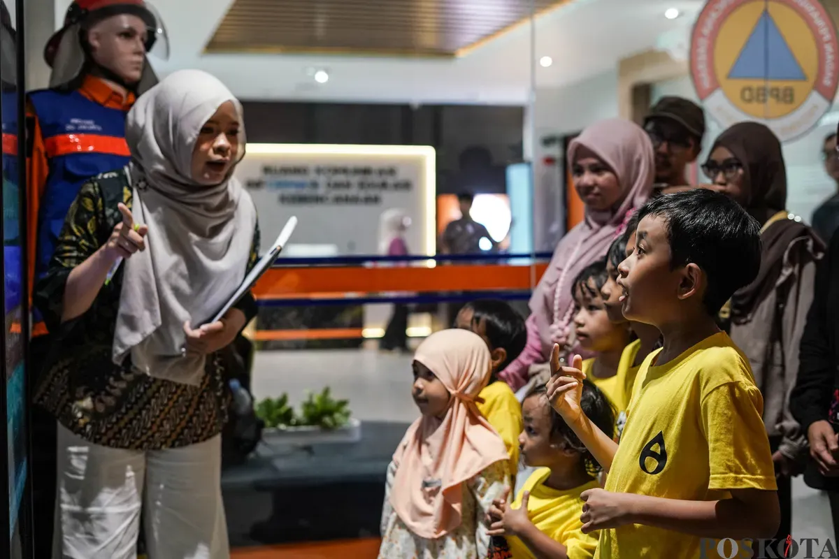 Sejumlah anak mengikuti sesi edukasi tanggap bencana di Galeri Badan Penanggulangan Bencana Daerah (BPBD) DKI Jakarta, Gambir, Jakarta, Kamis, 10 Juli 2025. (Sumber: Poskota/Bilal Nugraha Ginanjar)