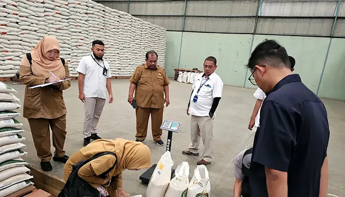 DKP Kota Tangerang melakukan melakukan inspeksi langsung ke gudang Bulog Cikande, pada Kamis, 10 Juli 2025. (Sumber: Humas Pemkot Tangerang)