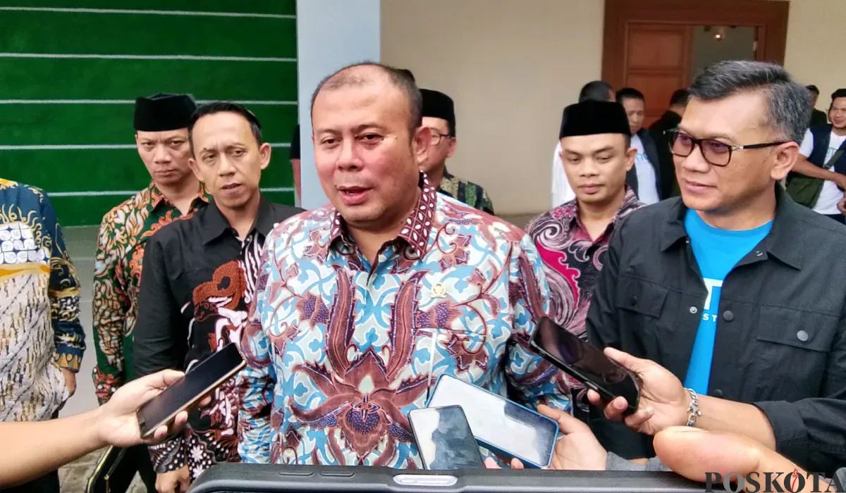 Wakil Ketua DPR RI, Cucun Ahmad Syamsurijal, saat menyampaikan pernyataan kepada wartawan di Kabupaten Bandung Barat. (Sumber: POSKOTA | Foto: Gatot Poedji Utomo)