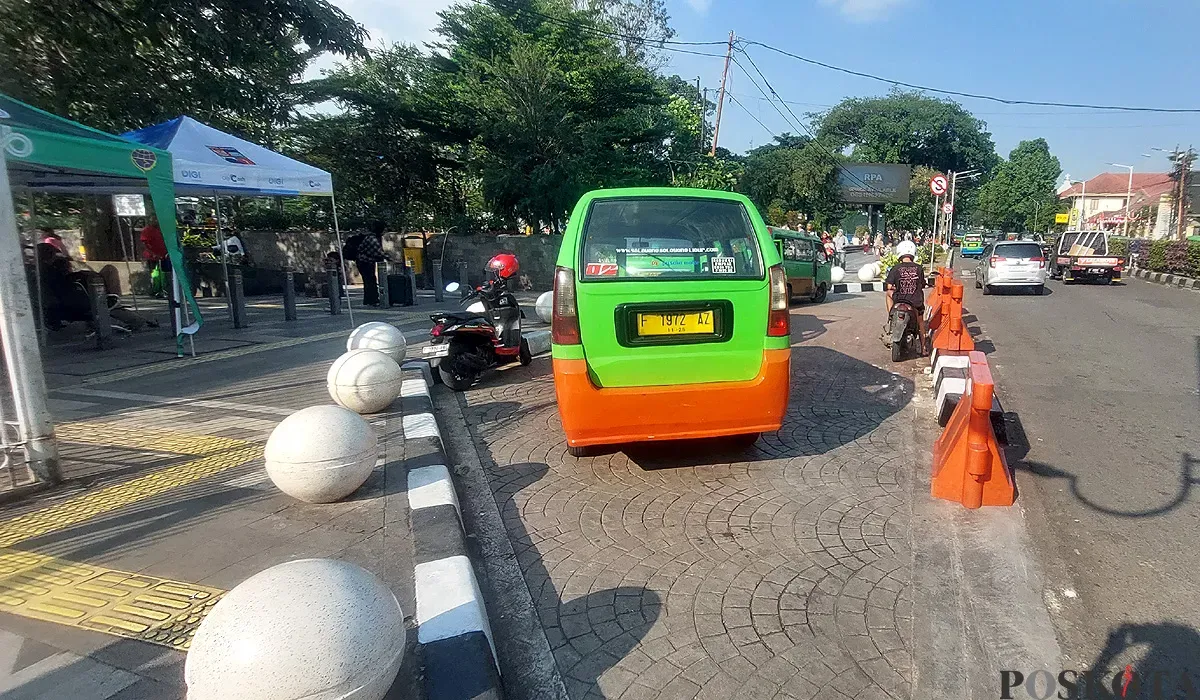 Area lay bay di depan Alun-alun Kota Bogor, disediakan khusus sebagai titik naik dan turun penumpang angkot. (Sumber: POSKOTA | Foto: Sekar Putri Andini)