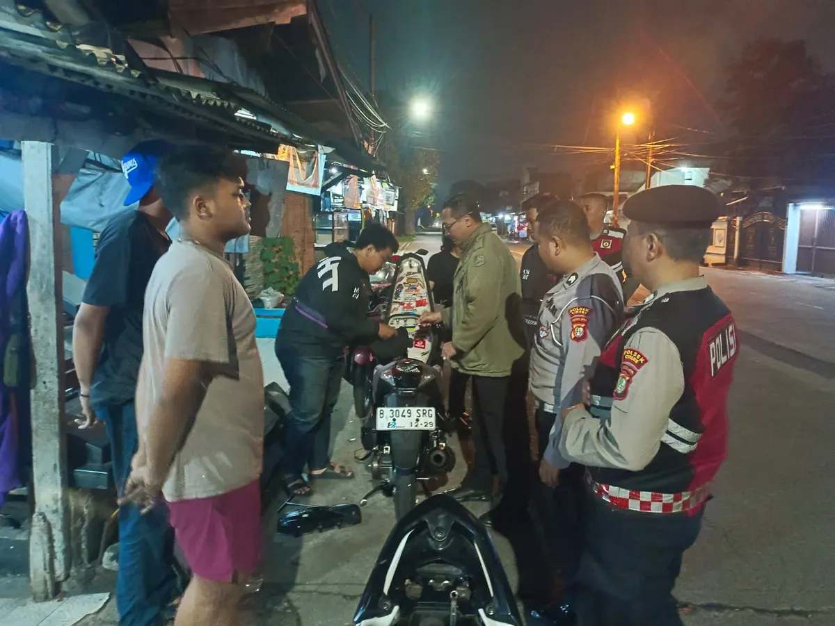AKP Erik Pawas Polsek Cinere bersama anggota membubarkan kumpulan remaja yang sudah melewati batas jam malam dalam patroli Rabu, 9 Juli 2025. (Sumber: Poskota/Angga Pahlevi)