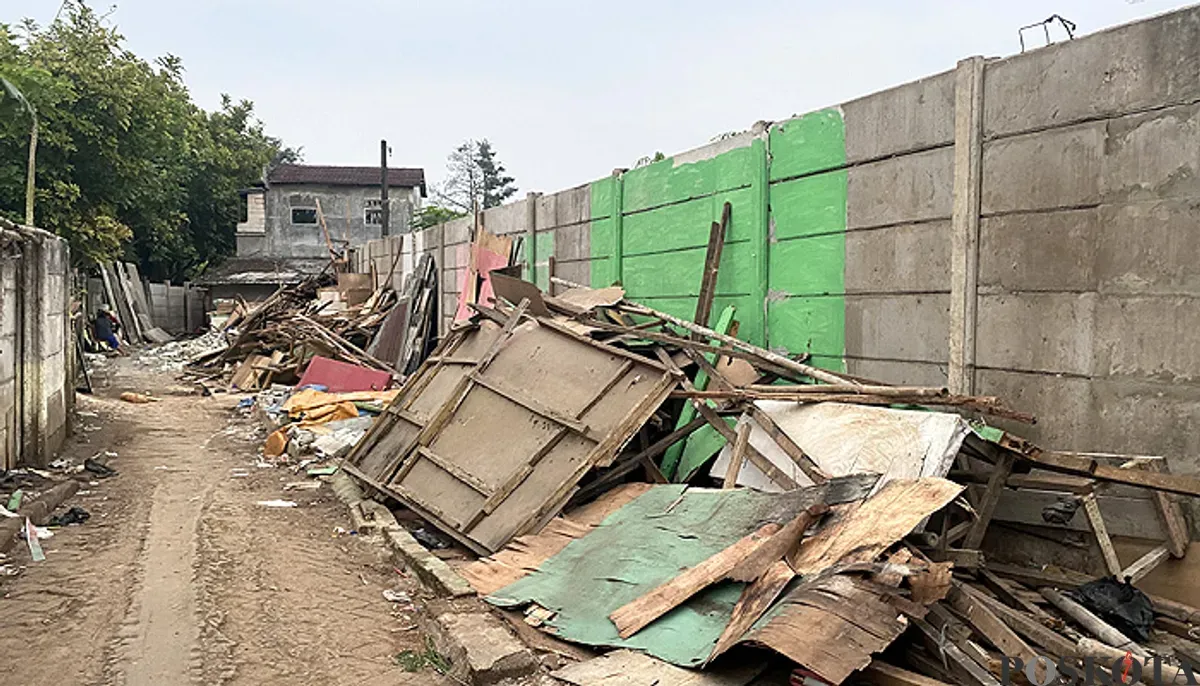 Puluhan bangunan liar ditertibkan di Kampung Ranca Saga Batu Belah, Kelurahan Muncul, Kecamatan Setu, Kota Tangerang Selatan pada Kamis, 10 Juli 2025. (Sumber: POSKOTA | Foto: Primayanti)