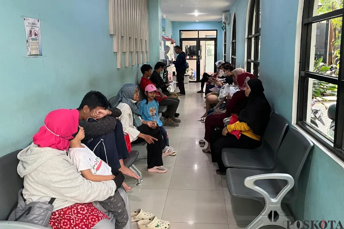 Suasana di Puskesmas Palmerah, Jakarta Barat, dipadati pasien antre, Kamis, 10 Juli 2025. (Sumber: Poskota/Pandi Ramedhan)