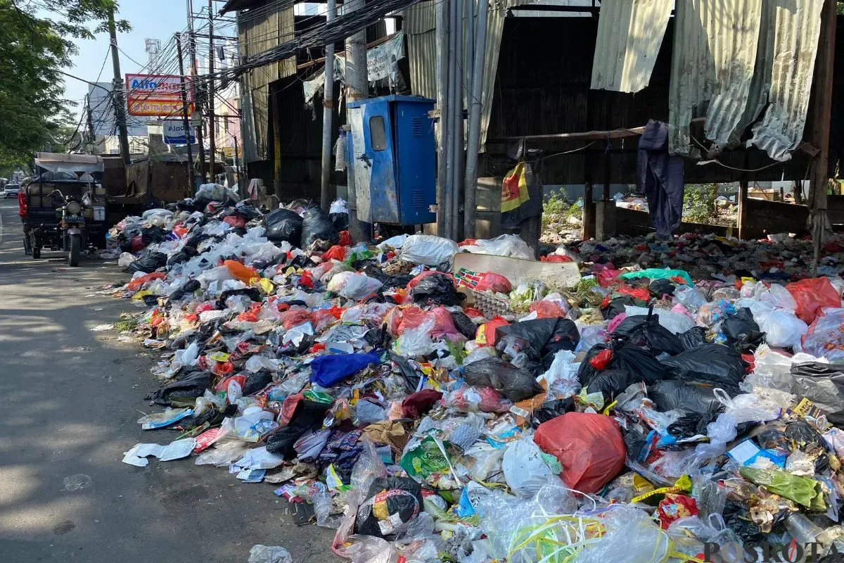 Kondisi TPS Pasar Rubuh, Kelurahan Petir, Kecamatan Cipondoh, Kota Tangerang yang cukup memprihatinkan, Kamis, 10 Juli 2025. (Sumber: Poskota/Primayanti Juli Kumala Manalu)