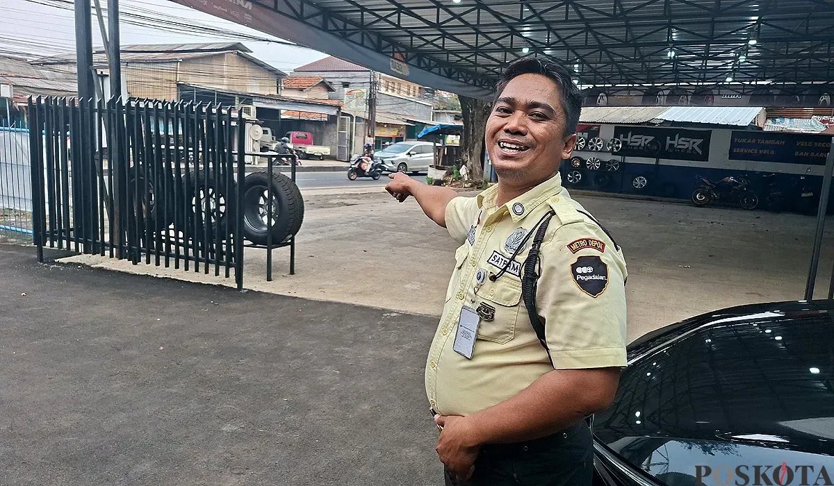 Tri Agus Wiyono, satpam Kantor Pegadaian Bojongsari, Kota Depok, menunjukkan TKP perampokan terhadap nasabah bank dengan modus gembos ban mobil. (Sumber: POSKOTA | Foto: Angga Pahlevi)