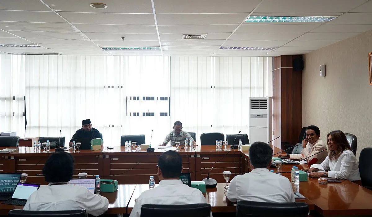 Sekda Kota Bogor, Denny Mulyadi, bersama jajaran Pemkot Bogor dan anggota DPRD membahas perkembangan penyusunan Perda RPJMD 2025–2029. (Sumber: Dok Pemkot Bogor)