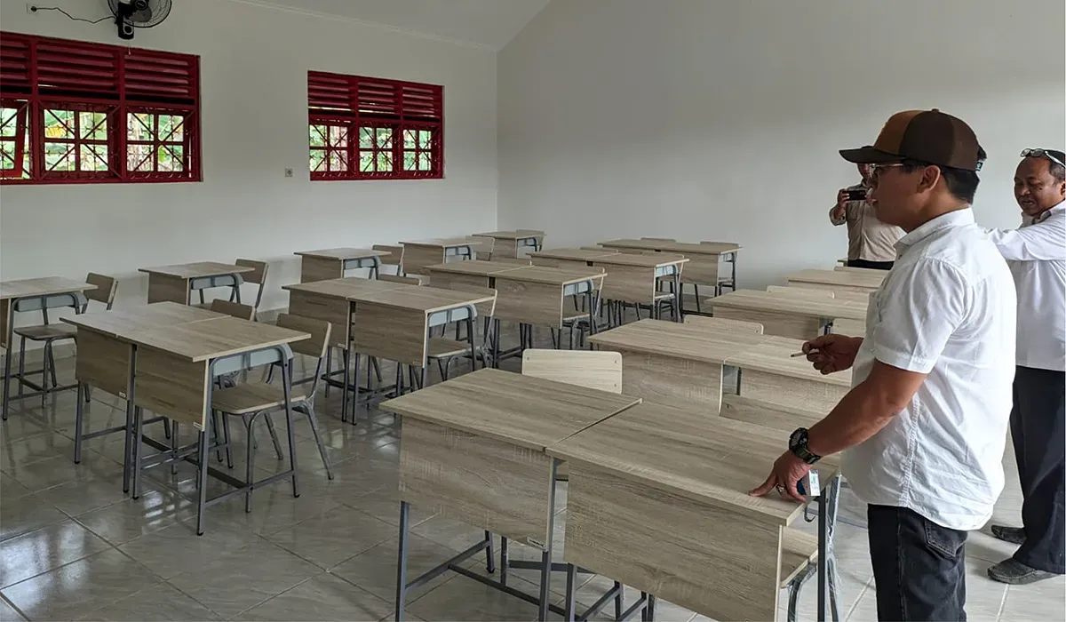 Kepala Dinas Sosial Kabupaten Bogor, Farid Ma’ruf, saat meninjau salah satu Sekolah Rakyat. (Sumber: Dok Pemkab Bogor)