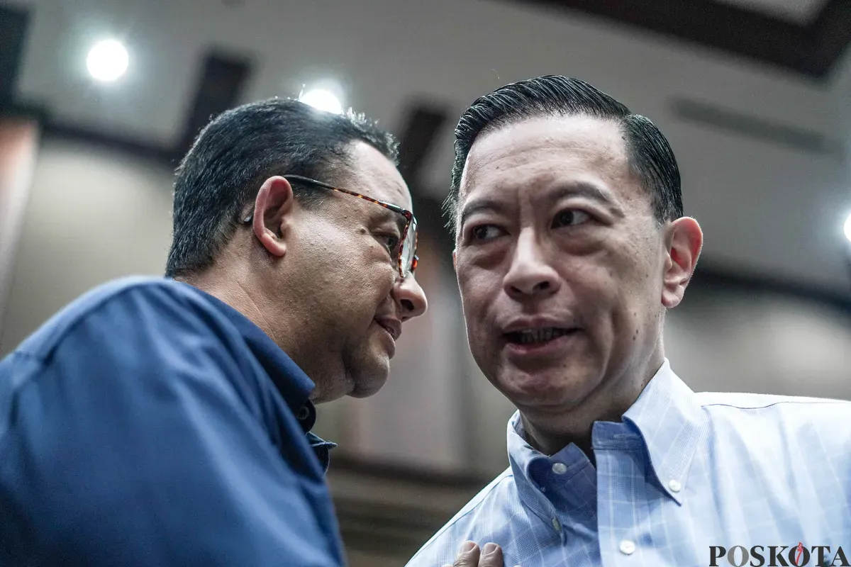 Terdakwa kasus dugaan korupsi impor gula, Thomas Trikasih Lembong atau Tom Lembong berbisik dengan Anies Basweda pada sidang pembacaan pledoi di Pengadilan Tipikor, Jakarta, Rabu, 9 Juli 2025. (Sumber: Poskota/Bilal Nugraha Ginanjar)