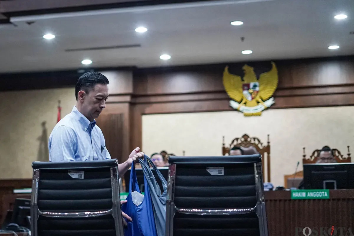 Terdakwa kasus dugaan korupsi impor gula, Thomas Trikasih Lembong atau Tom Lembong mengikuti sidang pembacaan pledoi di Pengadilan Tipikor, Jakarta, Rabu, 9 Juli 2025. (Sumber: Poskota/Bilal Nugraha Ginanjar)