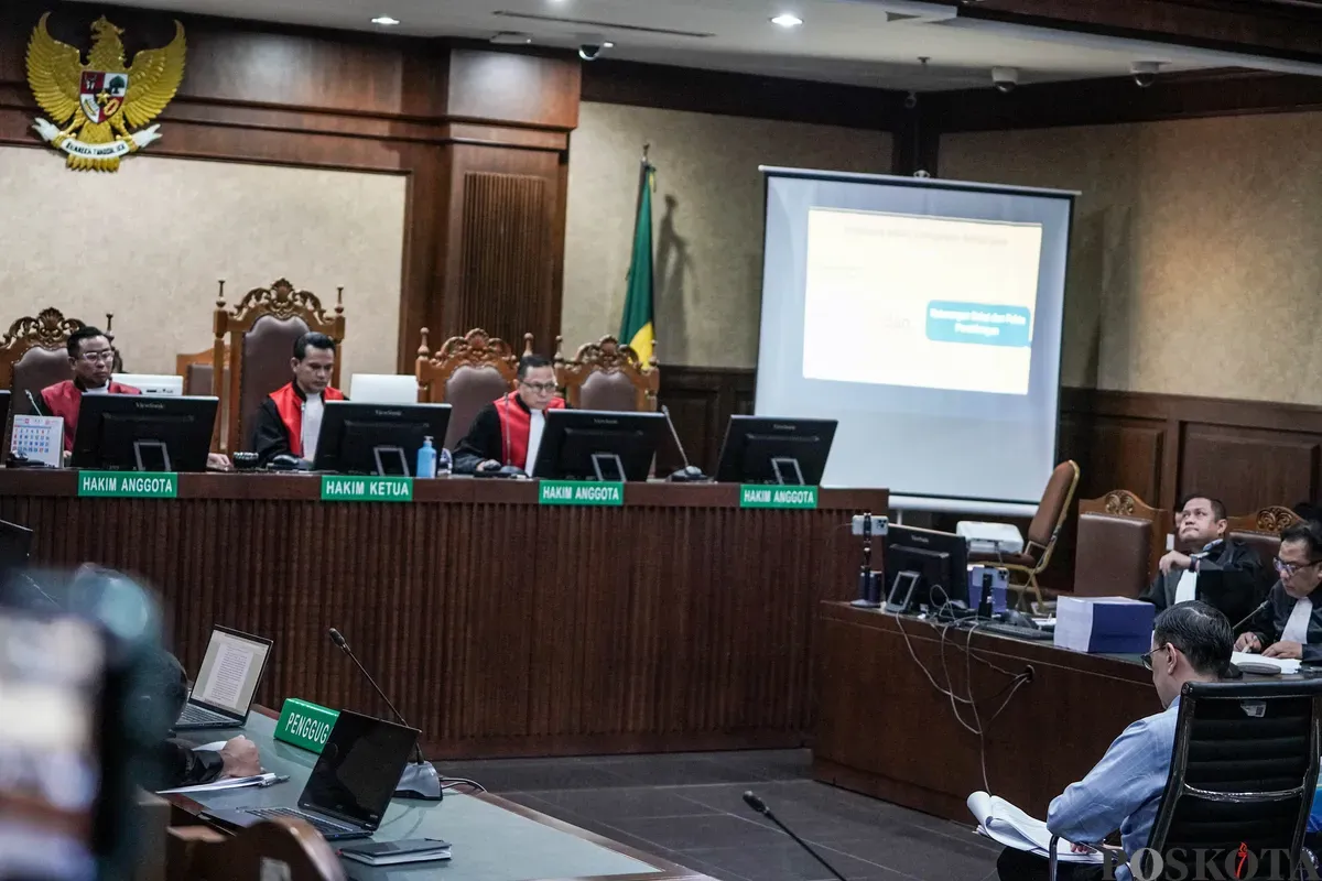 Terdakwa kasus dugaan korupsi impor gula, Thomas Trikasih Lembong atau Tom Lembong mengikuti sidang pembacaan pledoi di Pengadilan Tipikor, Jakarta, Rabu, 9 Juli 2025. (Sumber: Poskota/Bilal Nugraha Ginanjar)