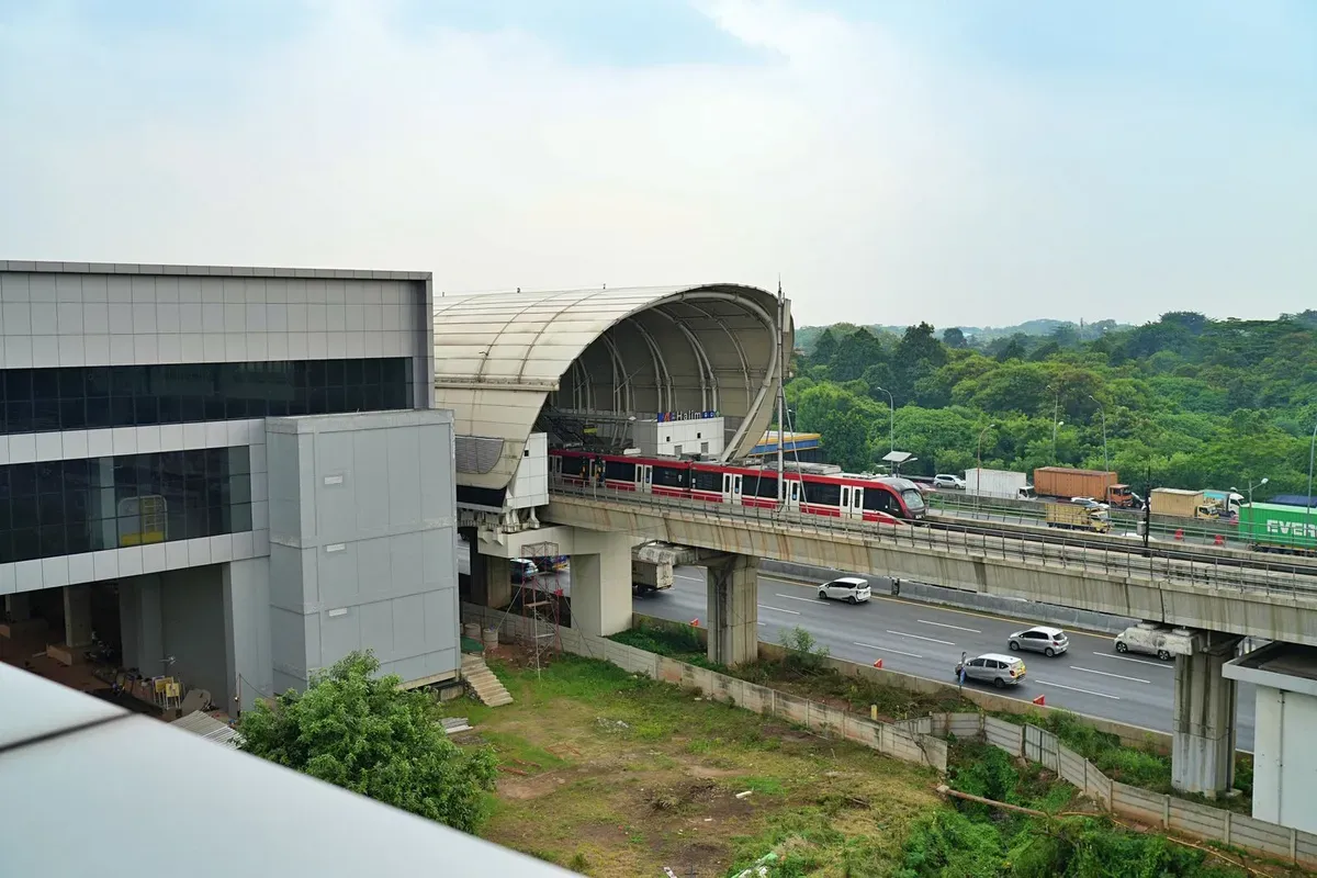 Transportasi Massal LRT Jabodebek mencatat tingkat ketepatan waktu perjalanan mencapai 99,96 persen serta melayani lebih dari 862.892 penumpang (Sumber: Dok. LRT Jabodebek)