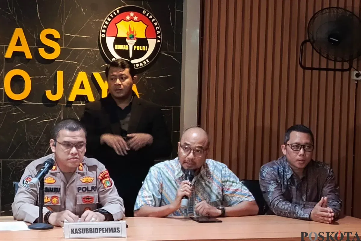 Chief Marketing Officer (CMO) Ninja Express, Andi Junardi Juarsa saat memberikan keterangan terkait ilegal akses di Mapolda Metro Jaya, Jakarta Selatan, Jumat, 11 Juli 2025. (Sumber: Poskota/Ali Mansur)