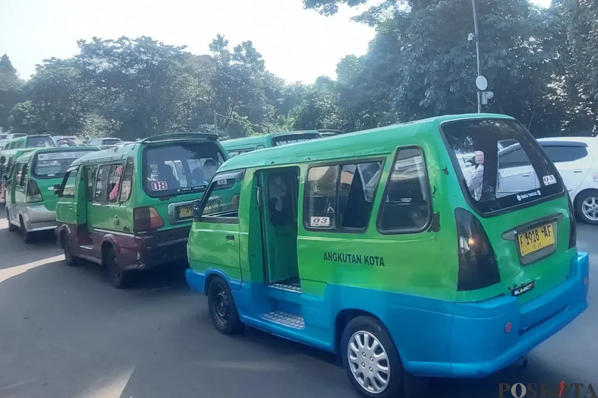Angkutan Kota (angkot) yang beroperasi di Kota Bogor, Jumat, 11 Juli 2025. (Sumber: Poskota/Sekar Putri Andini)
