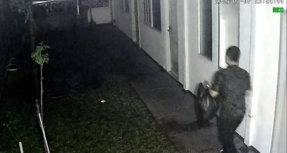 Sosok korban diplomat muda Kementerian Luar Negeri (Kemenlu) Arya Daru Pangayunan, 39 tahun tertangkap kamera pengawas (CCTV). (Sumber: Tangkapan Layar CCTV)