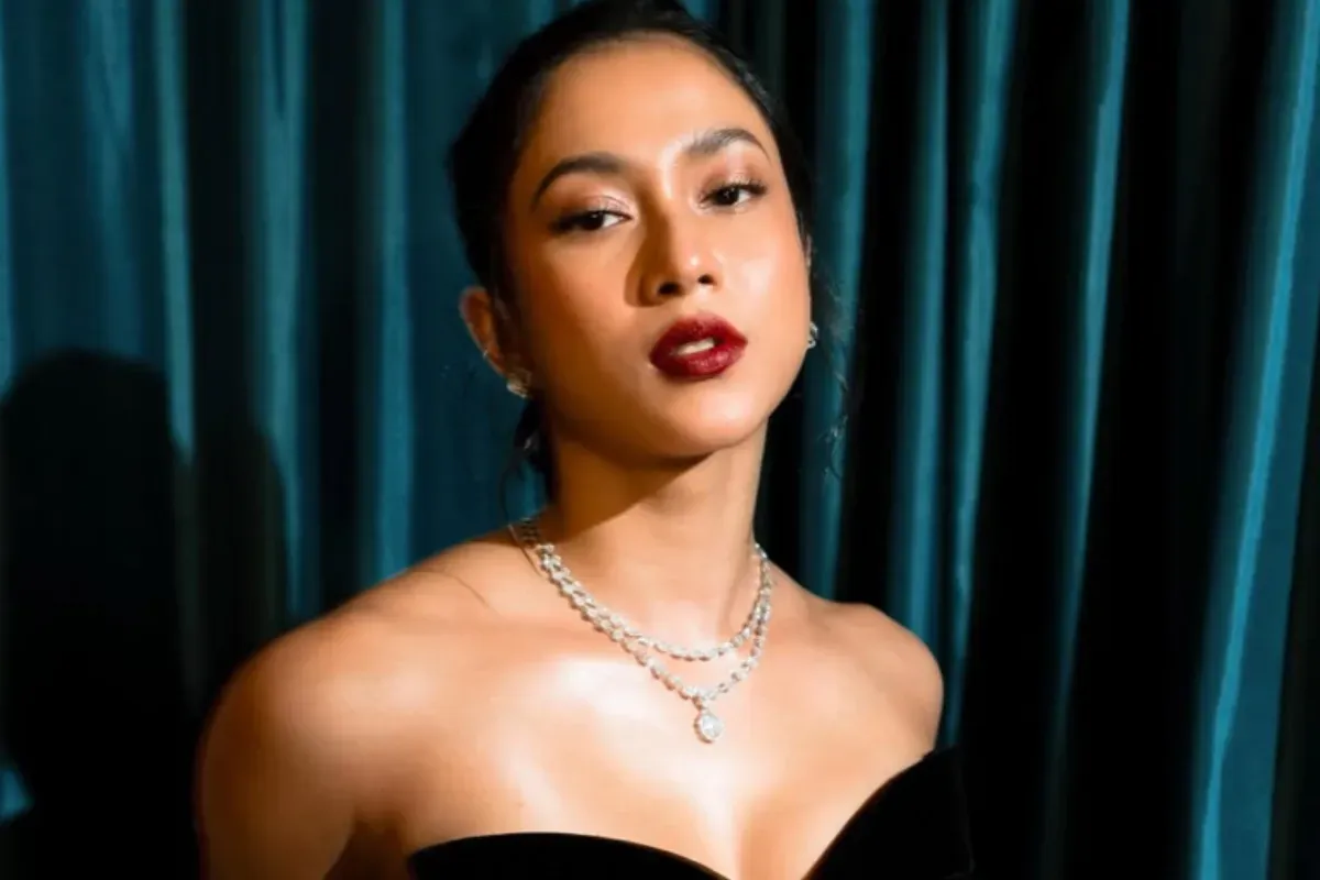Potret pemeran film horor Selepas Tahlil, Aghniny Haque yang mengalami hal terduga saat syuting. (Sumber: Instagram/@aghninyhaque)