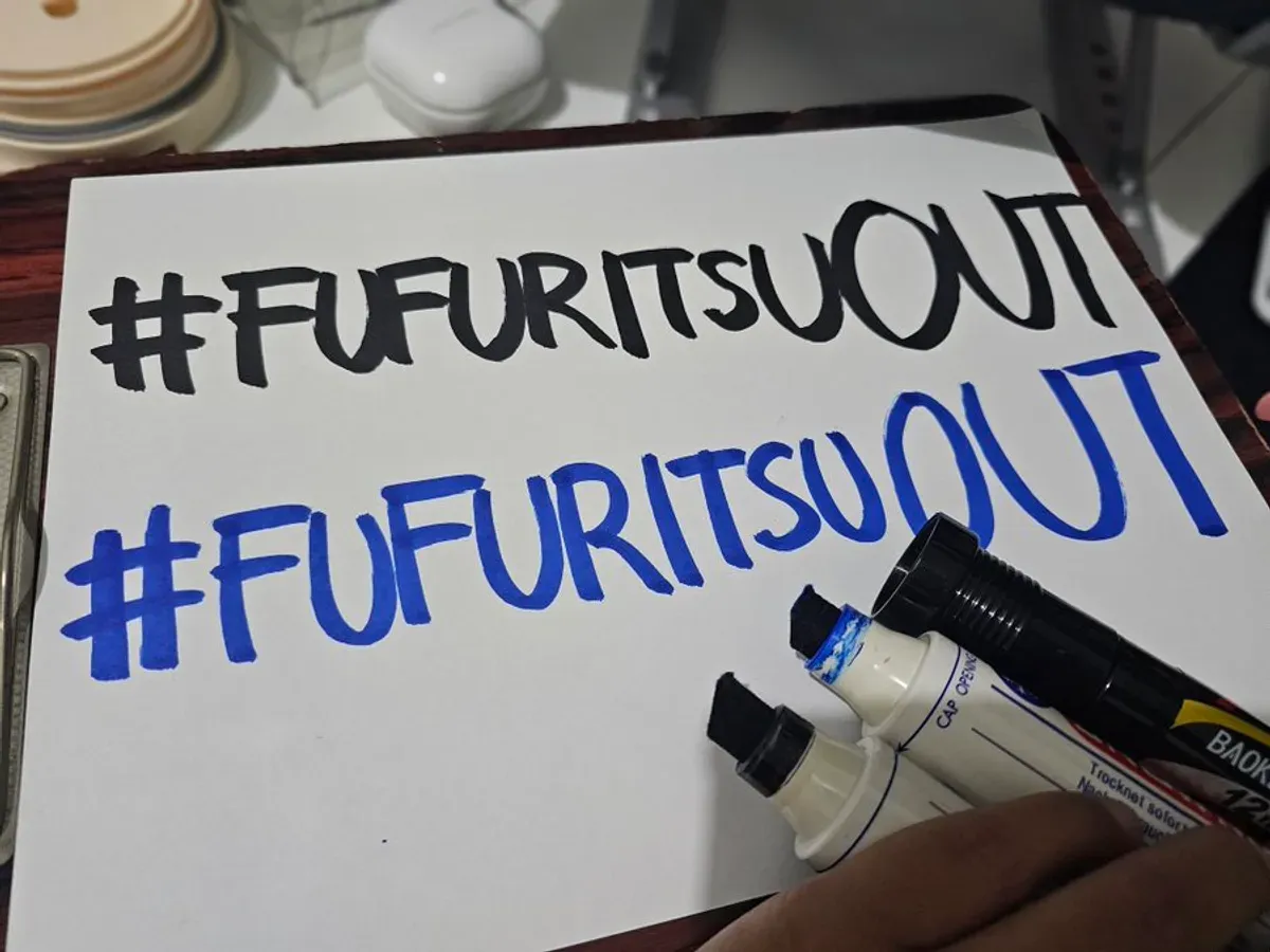 Tagar FufufuritsuOut viral usai General Manager JKT48, Fritz Fernandez mengunggah foto kue ulang tahun dengan tulisan vulgar. (Sumber: X/@pinkawiz_art)
