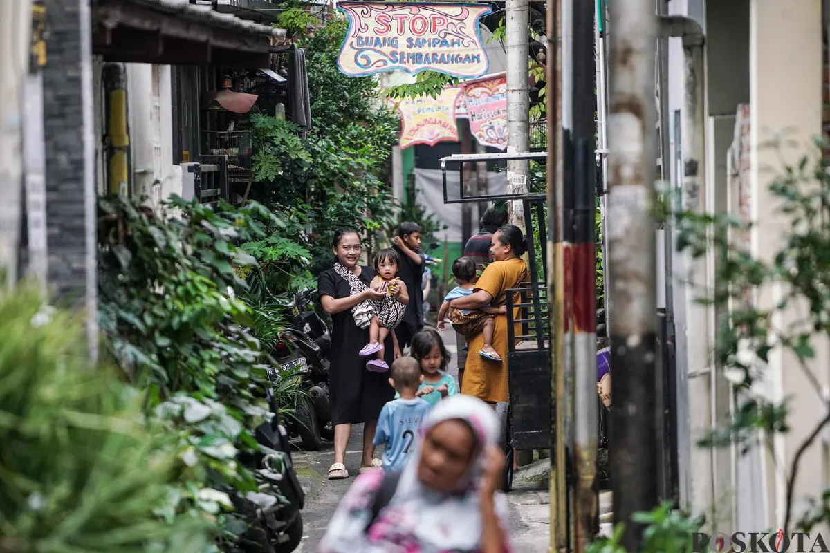 Warga beraktifitas di lingkungan Kampung Samtama, Cempaka Putih, Jakarta, Jum'at, 11 Juli 2025. (Sumber: Poskota/Bilal Nugraha Ginanjar)