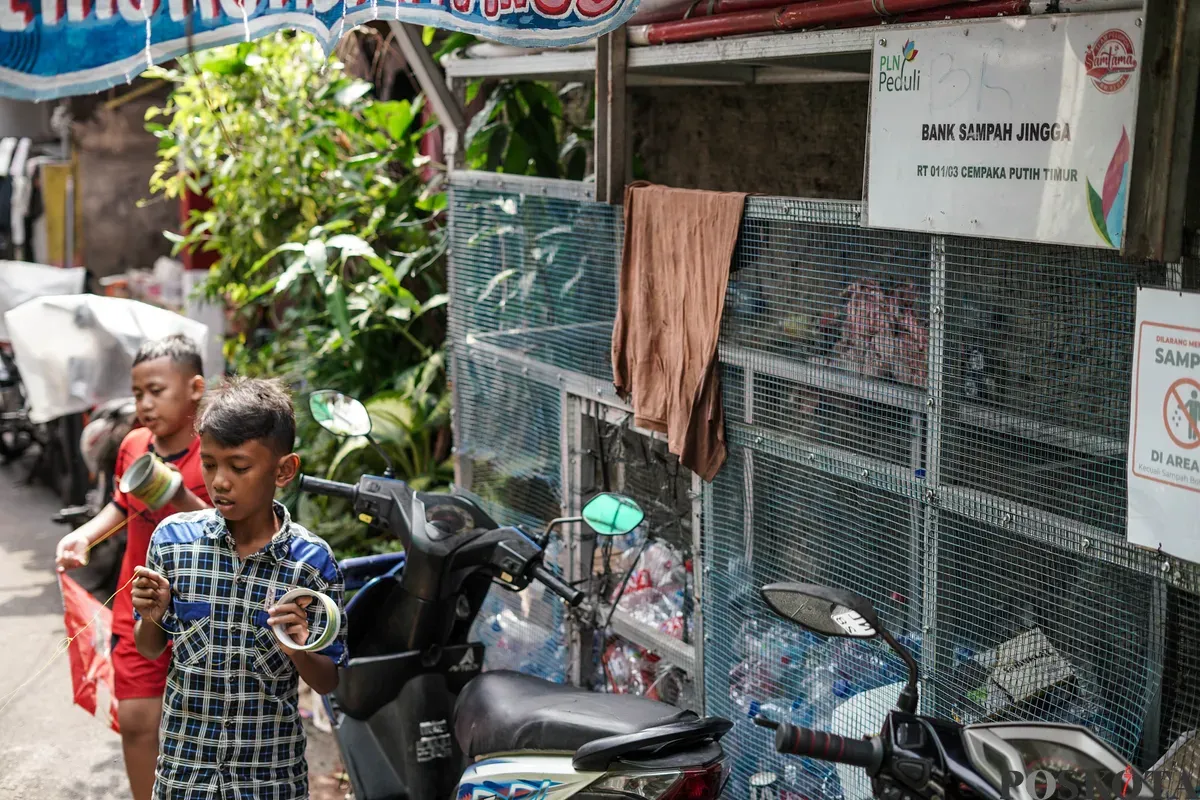 Warga beraktifitas di lingkungan Kampung Samtama, Cempaka Putih, Jakarta, Jum'at, 11 Juli 2025. (Sumber: Poskota/Bilal Nugraha Ginanjar)