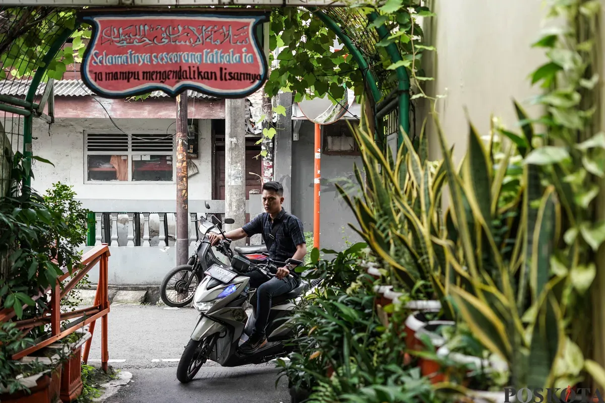 Warga beraktifitas di lingkungan Kampung Samtama, Cempaka Putih, Jakarta, Jum'at, 11 Juli 2025. (Sumber: Poskota/Bilal Nugraha Ginanjar)
