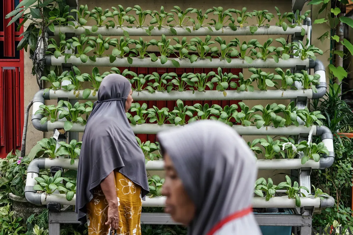 Warga beraktifitas di lingkungan Kampung Samtama, Cempaka Putih, Jakarta, Jum'at, 11 Juli 2025. (Sumber: Poskota/Bilal Nugraha Ginanjar)