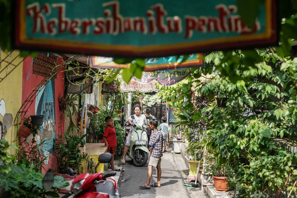 Warga beraktifitas di lingkungan Kampung Samtama, Cempaka Putih, Jakarta, Jum'at, 11 Juli 2025. (Sumber: Poskota/Bilal Nugraha Ginanjar)
