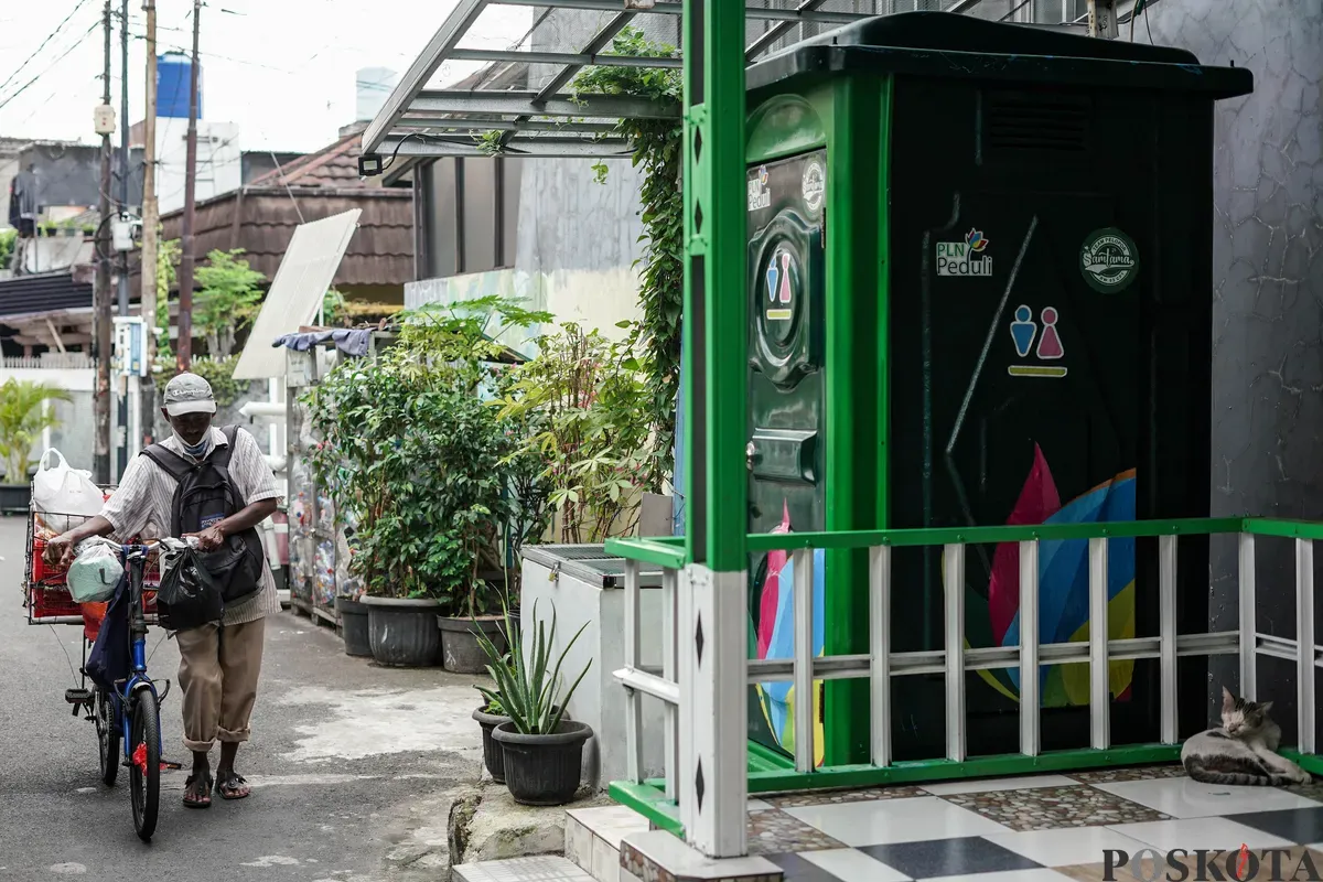 Warga beraktifitas di lingkungan Kampung Samtama, Cempaka Putih, Jakarta, Jum'at, 11 Juli 2025. (Sumber: Poskota/Bilal Nugraha Ginanjar)