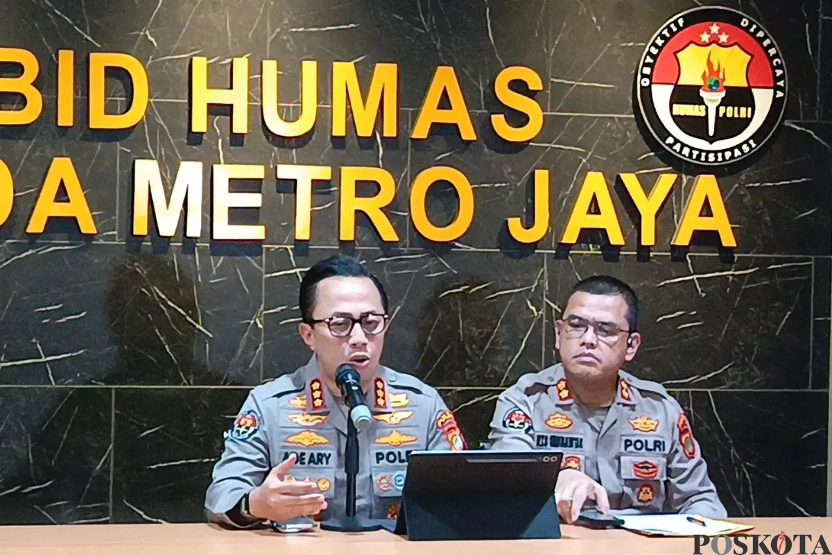 Kabid Humas Polda Metro Jaya, Kombes Ade Ary Syam Indradi memberikan keterangan terkait kasus dugaan ijazah palsu Joko Widodo di Polda Metro Jaya, Jakarta Selatan, Jumat, 11 Juli 2025. (Sumber: Poskota/Ali Mansur)