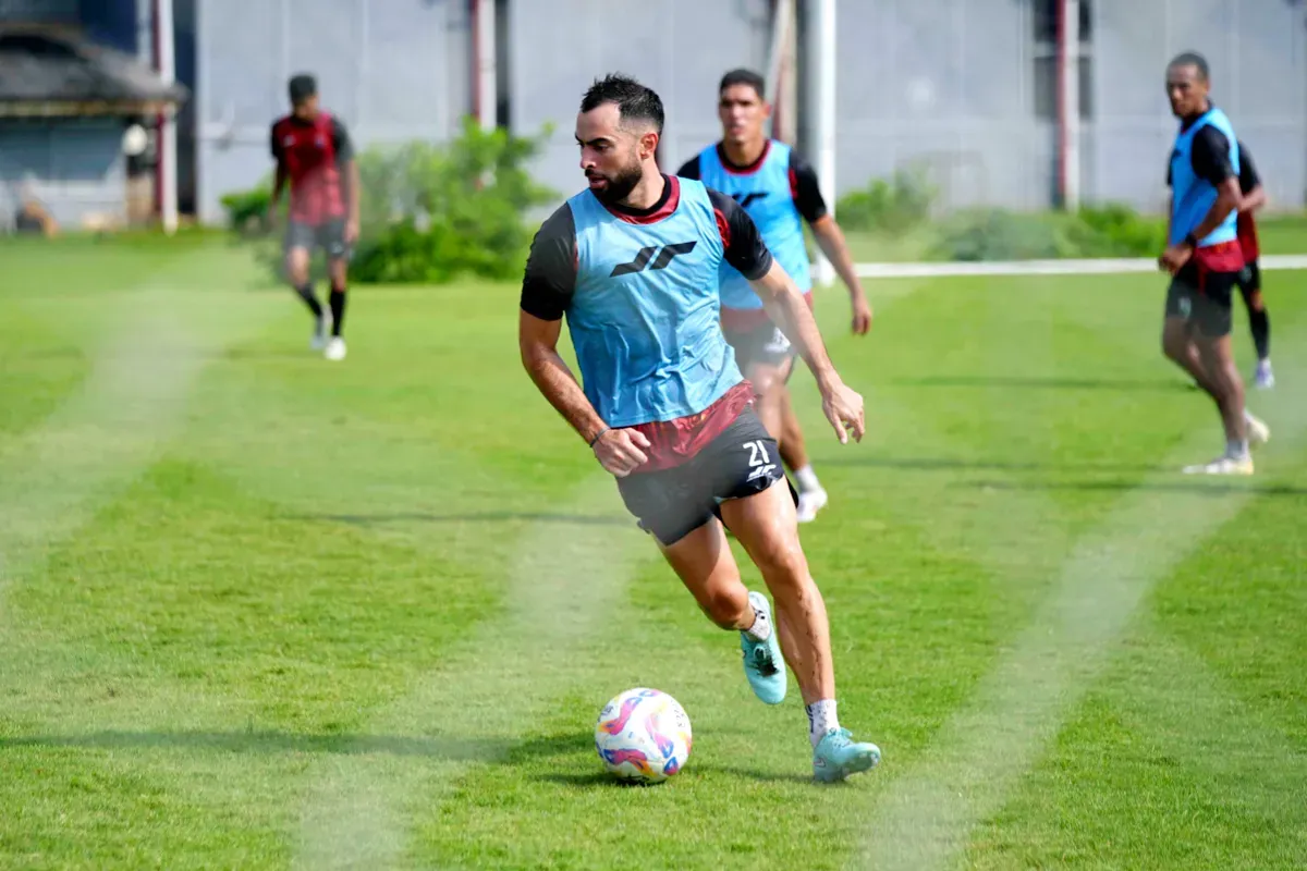 Potret Jordi Amat yang menjalani latihan bersama Persija Jakarta. (Sumber: Persija)