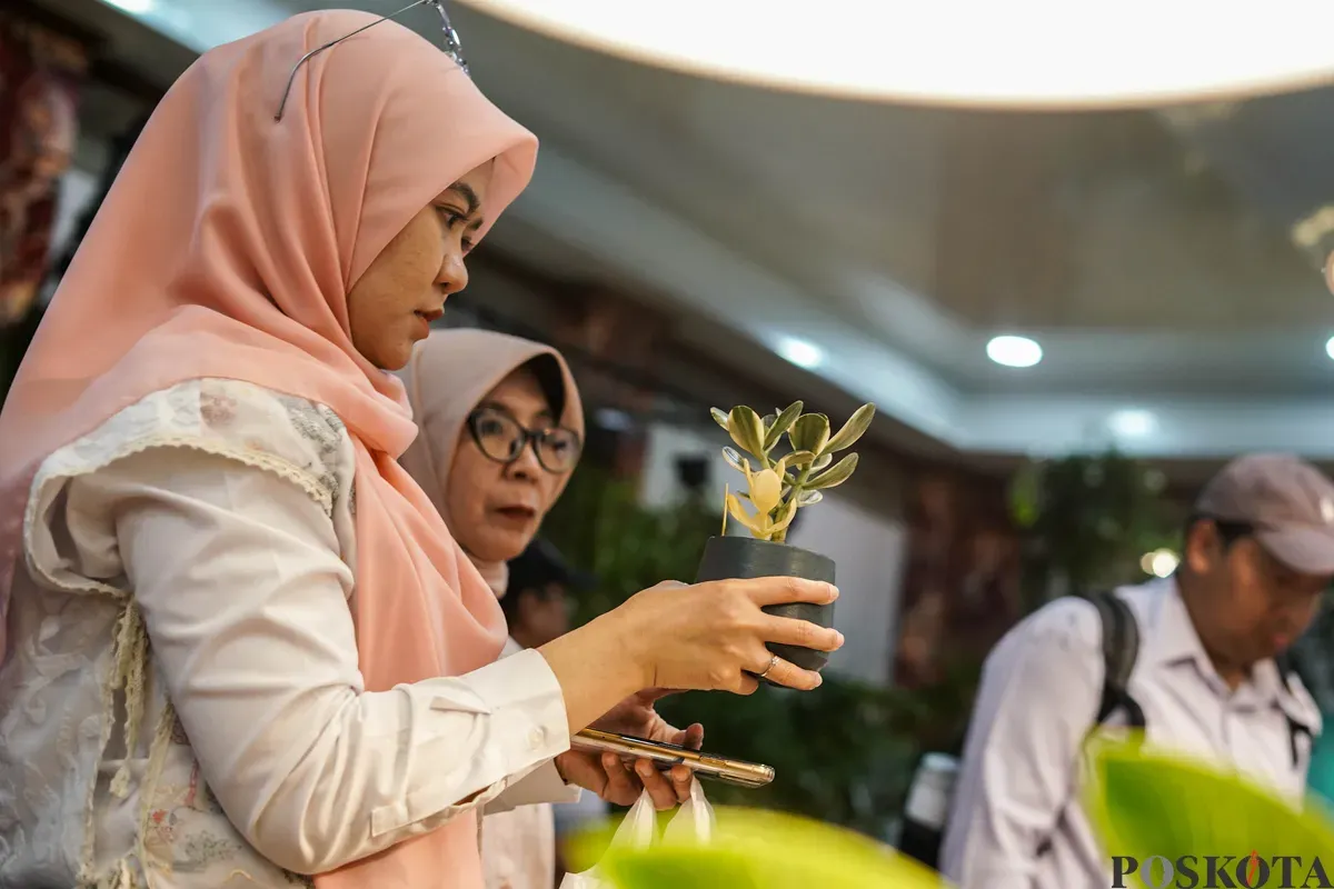 Pengunjung mengamati tanaman hidroponik pada Festival Urban Farming 2025 di Gedung Nyi Ageng Serang, Jakarta, Jum'at, 11 Juli 2025. (Sumber: Poskota/Bilal Nugraha Ginanjar)