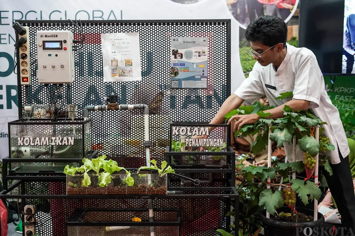 Pengunjung mengamati tanaman hidroponik pada Festival Urban Farming 2025 di Gedung Nyi Ageng Serang, Jakarta, Jum'at, 11 Juli 2025. (Sumber: Poskota/Bilal Nugraha Ginanjar)