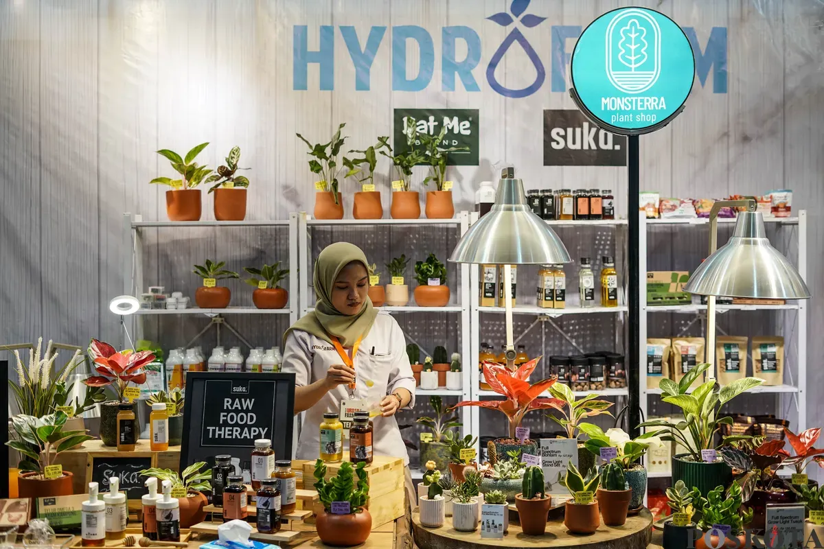 Pengunjung mengamati tanaman hidroponik pada Festival Urban Farming 2025 di Gedung Nyi Ageng Serang, Jakarta, Jum'at, 11 Juli 2025. (Sumber: Poskota/Bilal Nugraha Ginanjar)